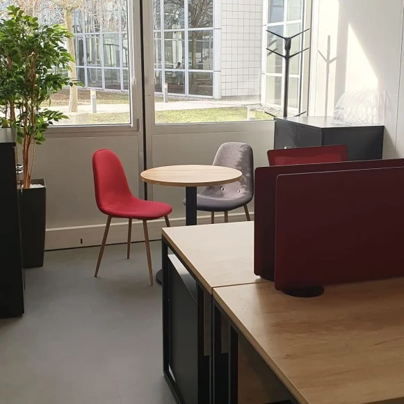 Bureau privé 15 m² 2 postes Coworking Avenue de Canteranne Pessac 33600 - photo 1