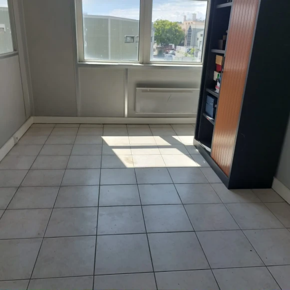 Bureau privé 5 m² 1 poste Location bureau Rue des Entrepreneurs Carrières-sur-Seine 78420 - photo 5