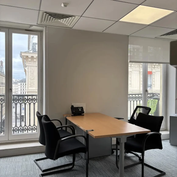 Bureau privé 14 m² 3 postes Location bureau Rue Pasquier Paris 75008 - photo 1