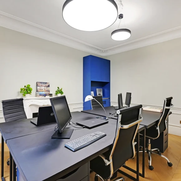 Bureau privé 16 m² 4 postes Coworking Rue de Marignan Paris 75008 - photo 2