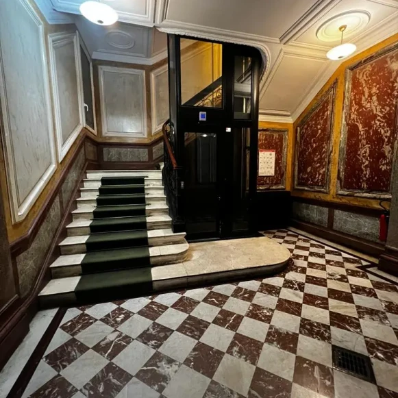 Bureau privé 31 m² 10 postes Location bureau Rue Lincoln Paris 75008 - photo 1