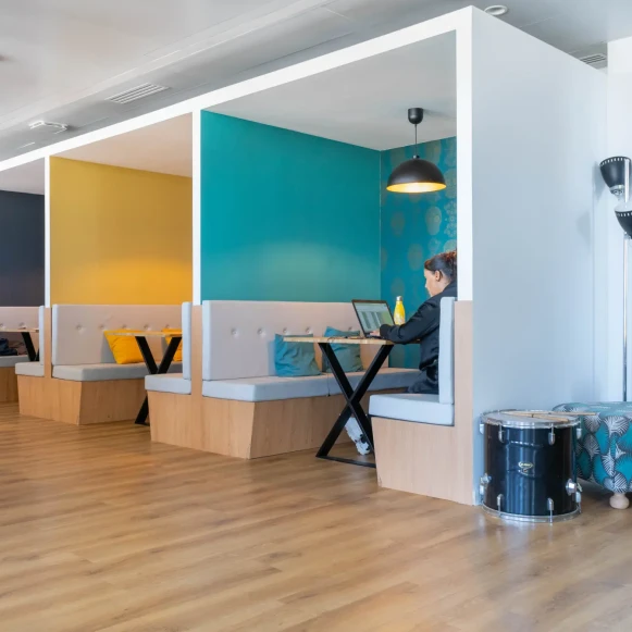 Open Space  4 postes Location bureau Chemin de l'Arénas Nice 06200 - photo 1