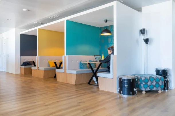 Open Space - 06200 - 4 postes - 180€