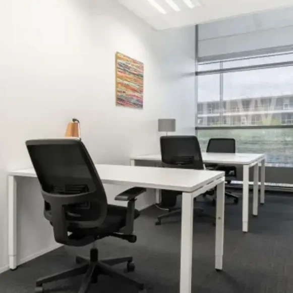 Bureau privé 16 m² 4 postes Coworking Place du Cornillon Saint-Denis 93200 - photo 1