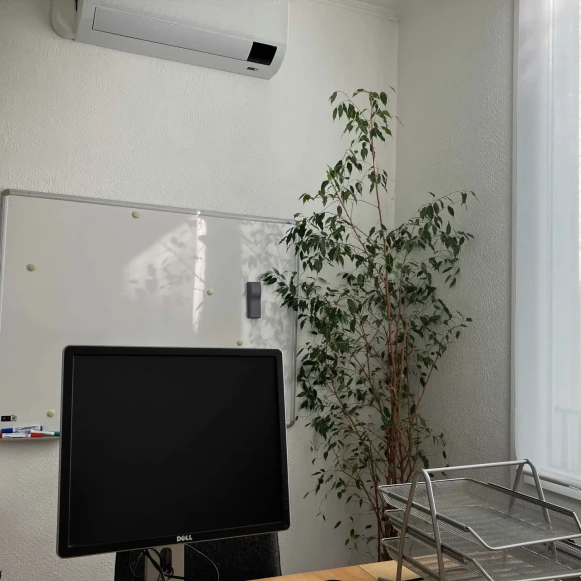 Bureau privé 10 m² 1 poste Coworking Rue Saint-Antoine Antibes 06600 - photo 2