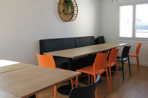 Bureau privé - 34500 - 2 postes - 660€