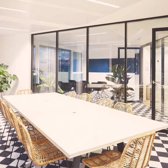 Bureau privé 15 m² 2 postes Coworking Rue du 8 Mai 1945 Clichy 92110 - photo 1