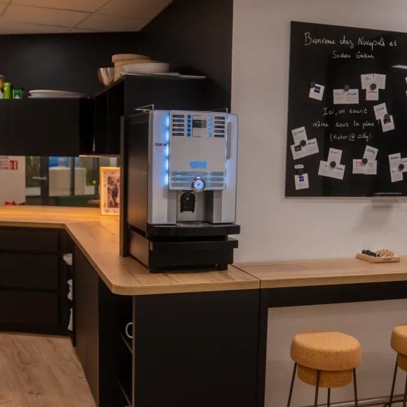 Bureau privé 15 m² 4 postes Coworking Rue de Châtillon Rennes 35000 - photo 1