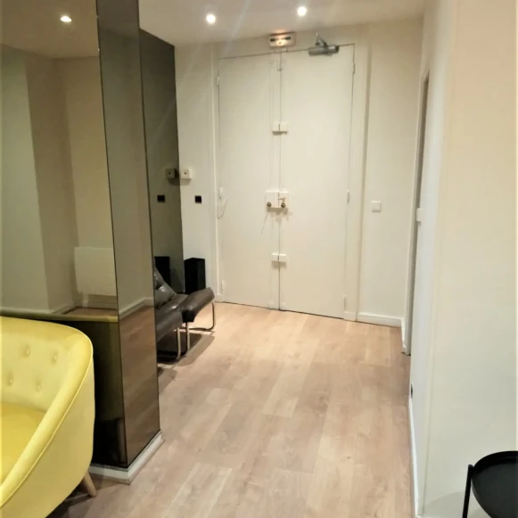 Bureau privé 19 m² 8 postes Location bureau Rue la Fayette Paris 75009 - photo 5