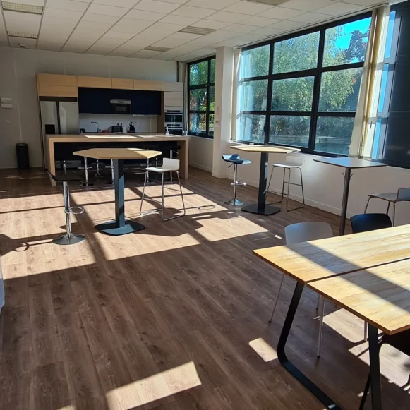 Bureau privé 35 m² 4 postes Coworking Square Benjamin Franklin Montigny-le-Bretonneux 78180 - photo 5