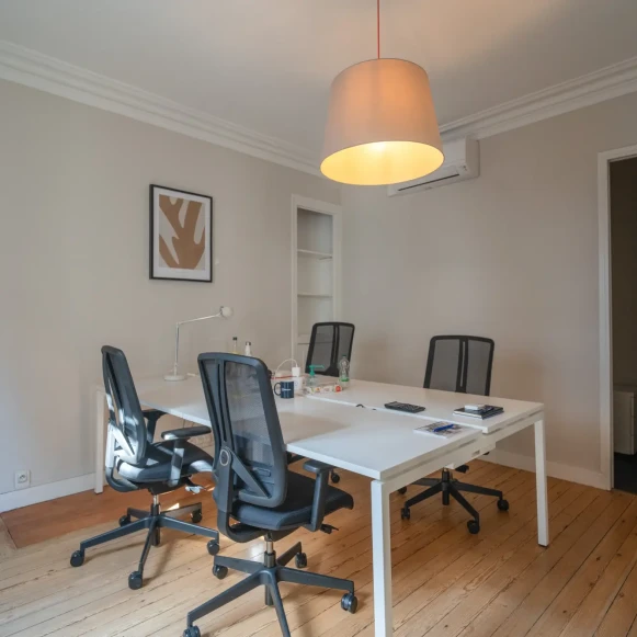 Bureau privé 20 m² 4 postes Coworking Rue Crozilhac Bordeaux 33000 - photo 1