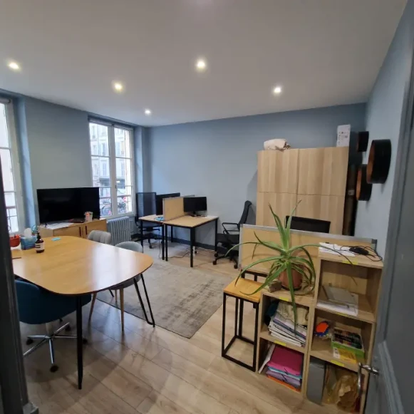 Bureau privé 17 m² 4 postes Location bureau Rue de Surène Paris 75008 - photo 1