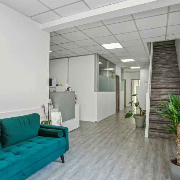 Bureau privé 18 m² 2 postes Location bureau Rue des Chantiers Versailles 78000 - photo 3