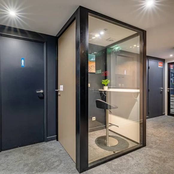 Bureau privé 24 m² 5 postes Coworking Rue de Rochechouart Paris 75009 - photo 1