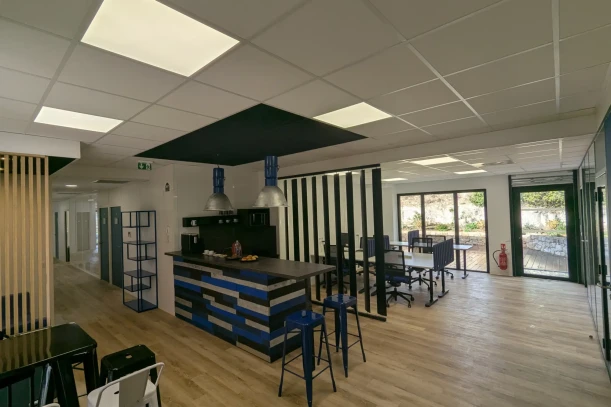 Open Space - 13770 - 6 postes - 220€