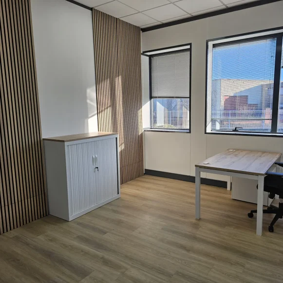 Bureau privé 16 m² 3 postes Coworking Rue des Frères Lumière Chassieu 69680 - photo 1