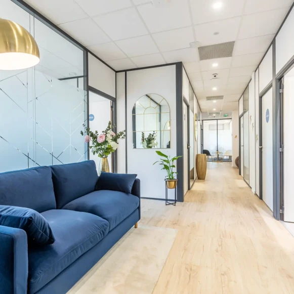 Bureau privé 22 m² 5 postes Coworking Rue des Courtillons Bruz 35170 - photo 6