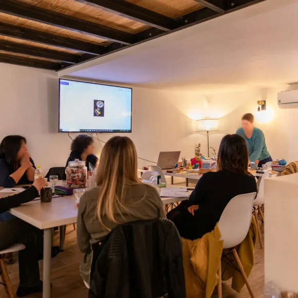 Bureau privé 25 m² 10 postes Coworking Avenue Jean Jaurès Carpentras 84200 - photo 2