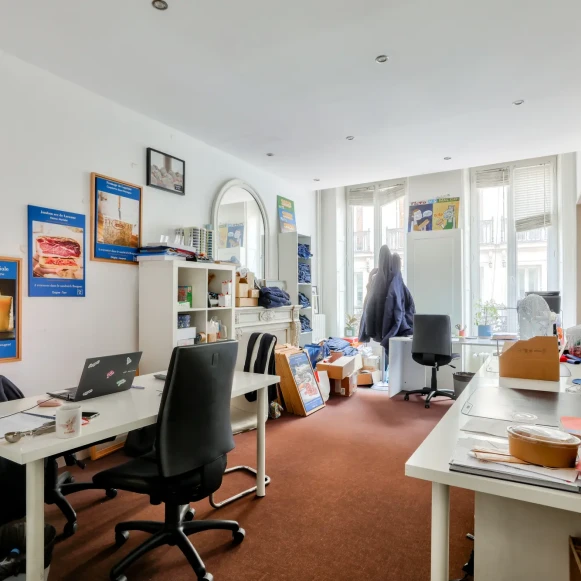 Espace indépendant 150 m² 20 postes Location bureau Rue Rougemont Paris 75009 - photo 4