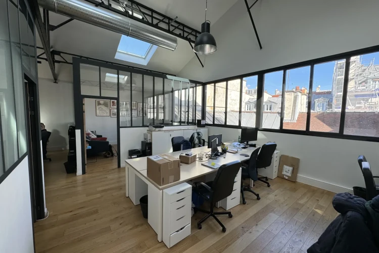 Bureau privé - 75003 - 4 postes - 2200€