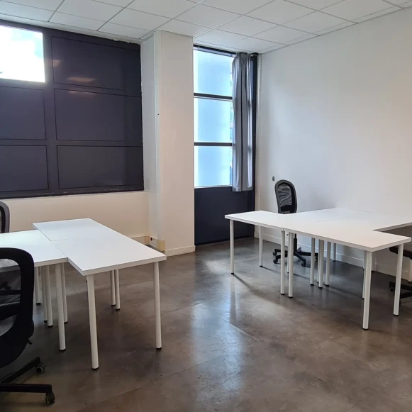 Bureau privé 23 m² 6 postes Coworking Square Benjamin Franklin Montigny-le-Bretonneux 78180 - photo 3