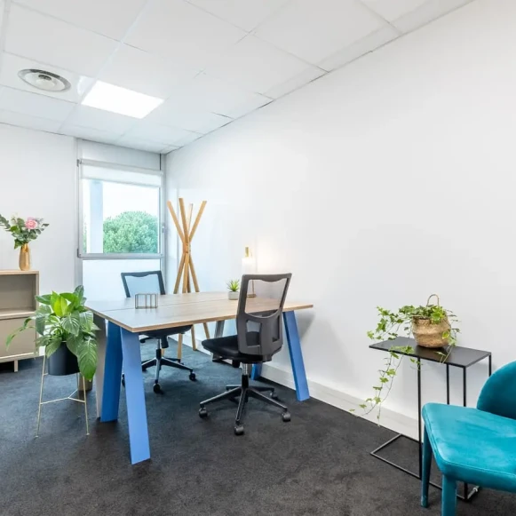 Bureau privé 14 m² 3 postes Coworking Rue Jacques Daguerre Nantes 44300 - photo 1