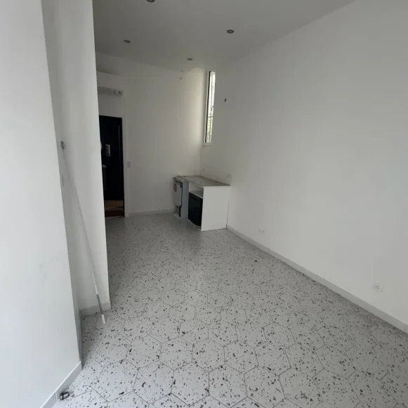 Espace indépendant 20 m² 5 postes Location bureau Rue Debelleyme Paris 75003 - photo 2