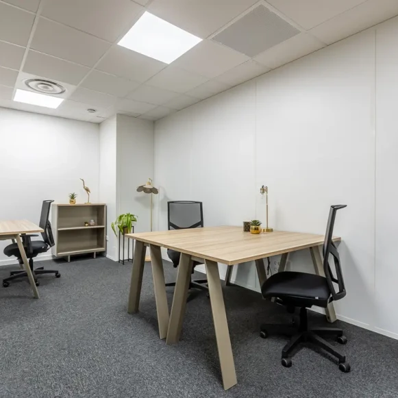 Bureau privé 15 m² 3 postes Coworking Rue Blaise Pascal Élancourt 78990 - photo 1