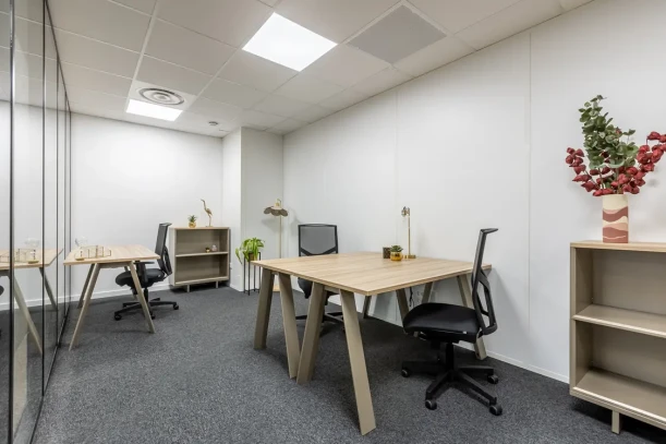 Bureau privé - 78990 - 3 postes - 892€