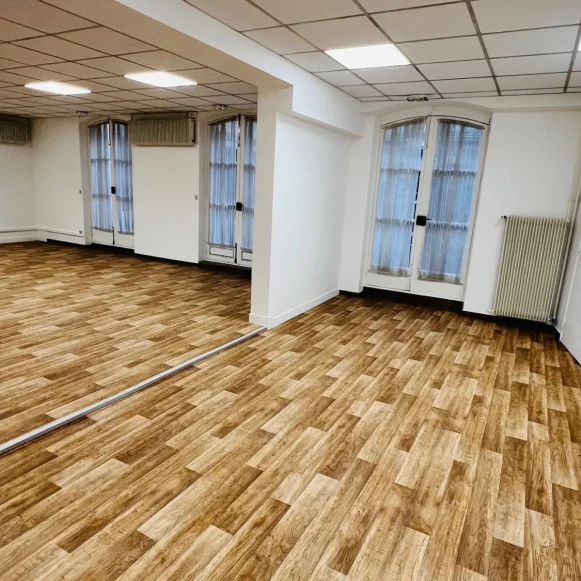 Espace indépendant 160 m² 26 postes Coworking Rue du Cloitre Notre-Dame Paris 75004 - photo 2