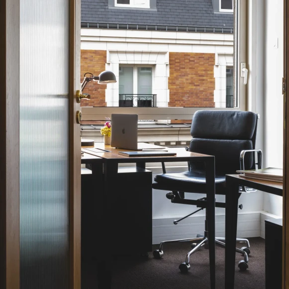 Bureau privé 14 m² 5 postes Location bureau Cours Albert 1er Paris 75008 - photo 1