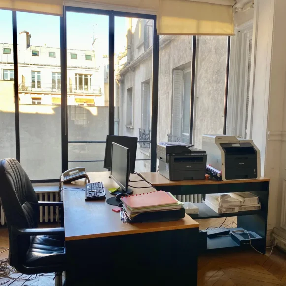 Bureau privé 12 m² 2 postes Location bureau Rue du Colisée Paris 75008 - photo 6