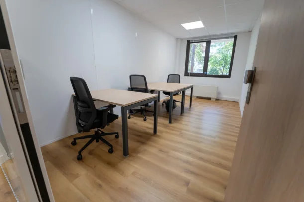 Bureau privé - 06560 - 3 postes - 1090€