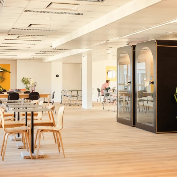 Bureau privé 18 m² 5 postes Coworking Rue de Sofia Paris 75018 - photo 1