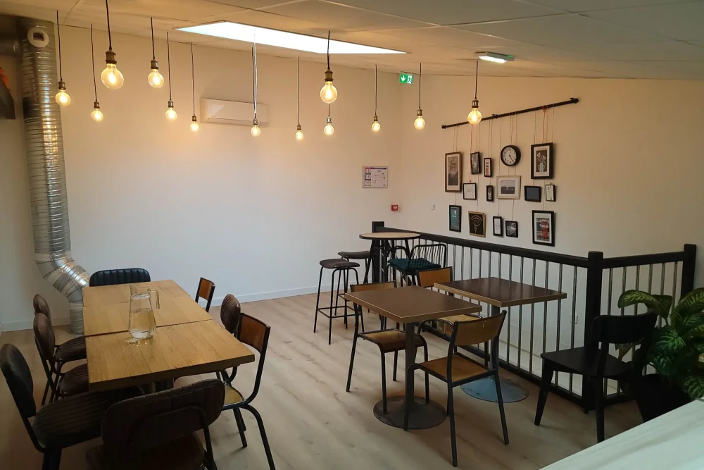 Open Space - 44000 - 12 postes - 260€