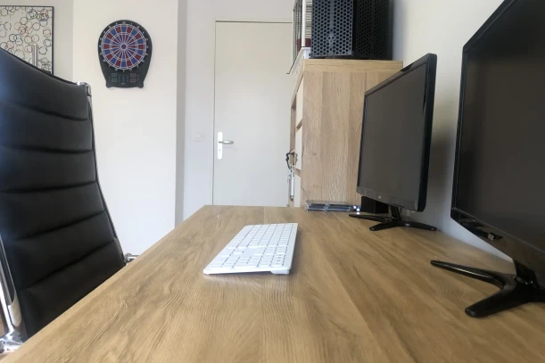 Open Space - 94200 - 1 poste - 300€