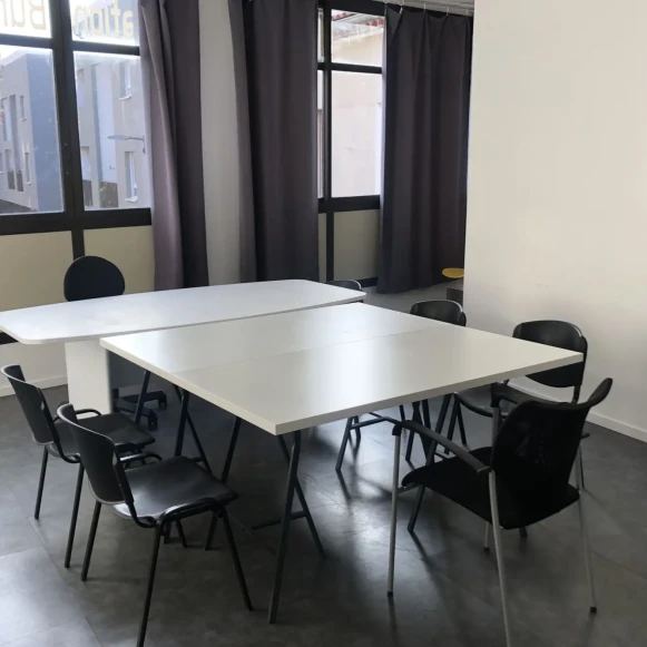 Bureau privé 28 m² 4 postes Location bureau Cours Mirabeau Marignane 13700 - photo 1