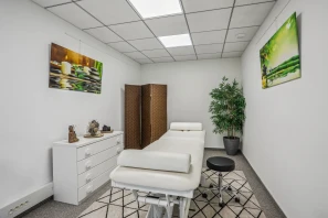 Bureau privé - 06560 - 3 postes - 817€