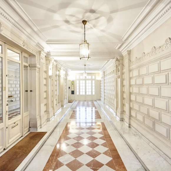 Bureau privé 25 m² 6 postes Coworking Rue Marbeuf Paris 75008 - photo 2
