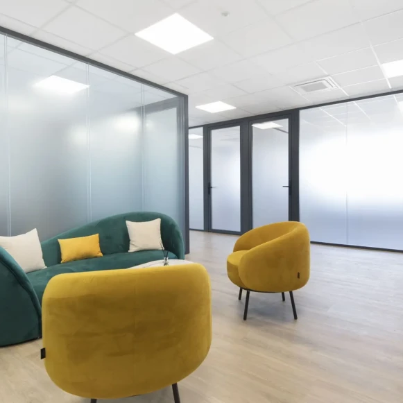 Bureau privé 20 m² 6 postes Location bureau Rue du Général Malleret Joinville Vitry-sur-Seine 94400 - photo 1