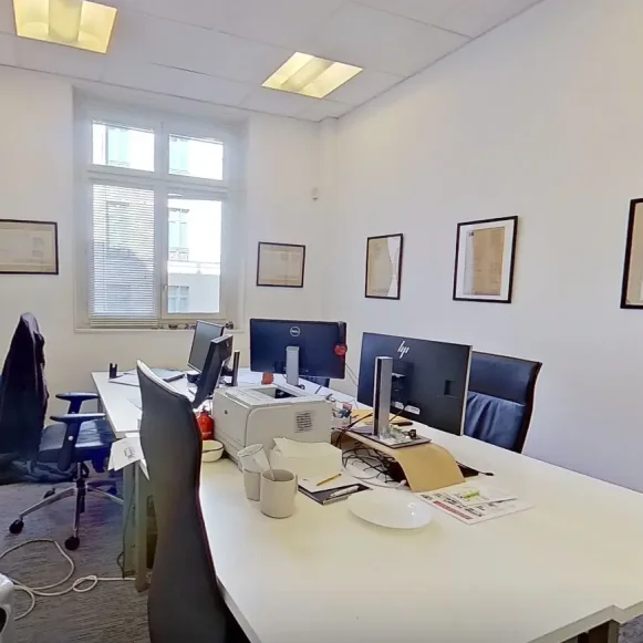 Bureau privé 24 m² 8 postes Location bureau Rue La Boétie Paris 75008 - photo 4