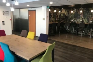 Bureau privé - 92300 - 3 postes - 1900€