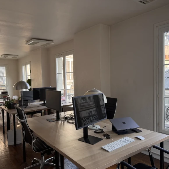 Bureau privé 20 m² 4 postes Location bureau Rue Saint Denis Paris 75002 - photo 4