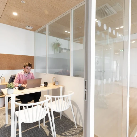 Bureau privé 8 m² 2 postes Coworking Rue Haxo Marseille 13001 - photo 3