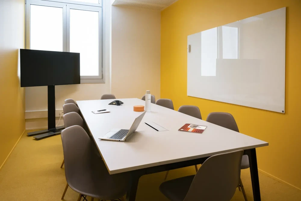 Open Space - 75018 - 10 postes - 385€