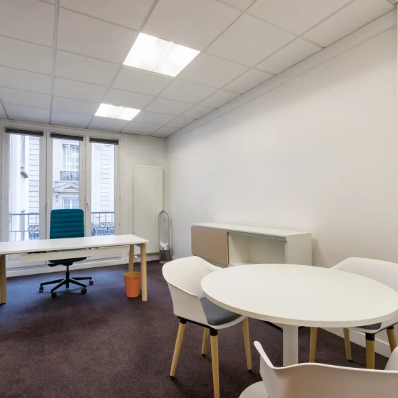 Bureau privé 16 m² 1 poste Location bureau Rue d'Artois Paris 75008 - photo 1