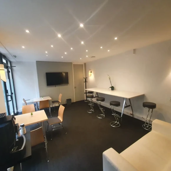 Bureau privé 23 m² 4 postes Coworking Rue Cambon Paris 75001 - photo 3