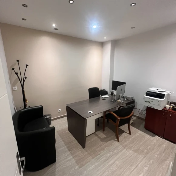 Bureau privé 14 m² 4 postes Location bureau Rue des Colonels Renard Paris 75017 - photo 7