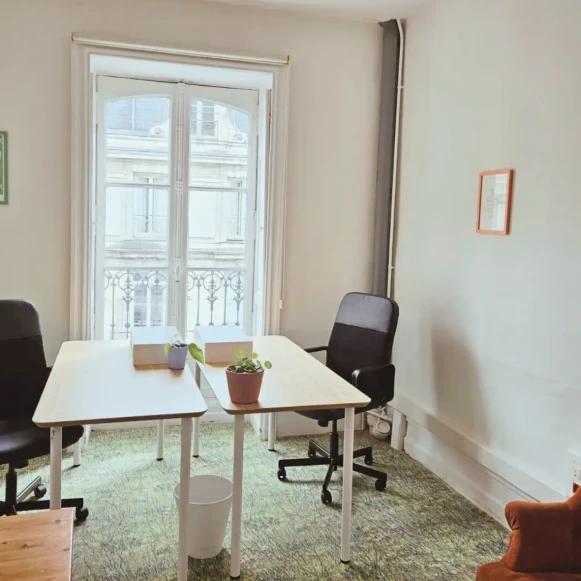 Bureau privé 12 m² 3 postes Location bureau Rue de Strasbourg Nantes 44000 - photo 1