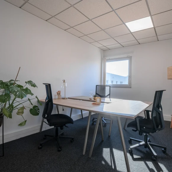 Bureau privé 17 m² 3 postes Coworking Avenue Léonard de Vinci Pessac 33600 - photo 1